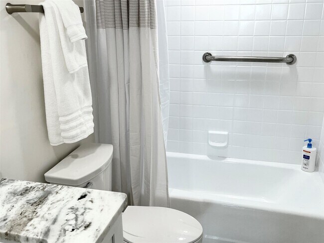 Building Photo - 40 NE Plantation Rd