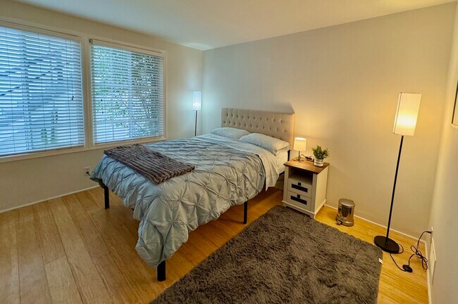 Master bedroom - 1320 S Beverly Glen Blvd