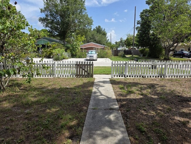 Building Photo - 2 Bedroom Single Family Home in Central Gulfport