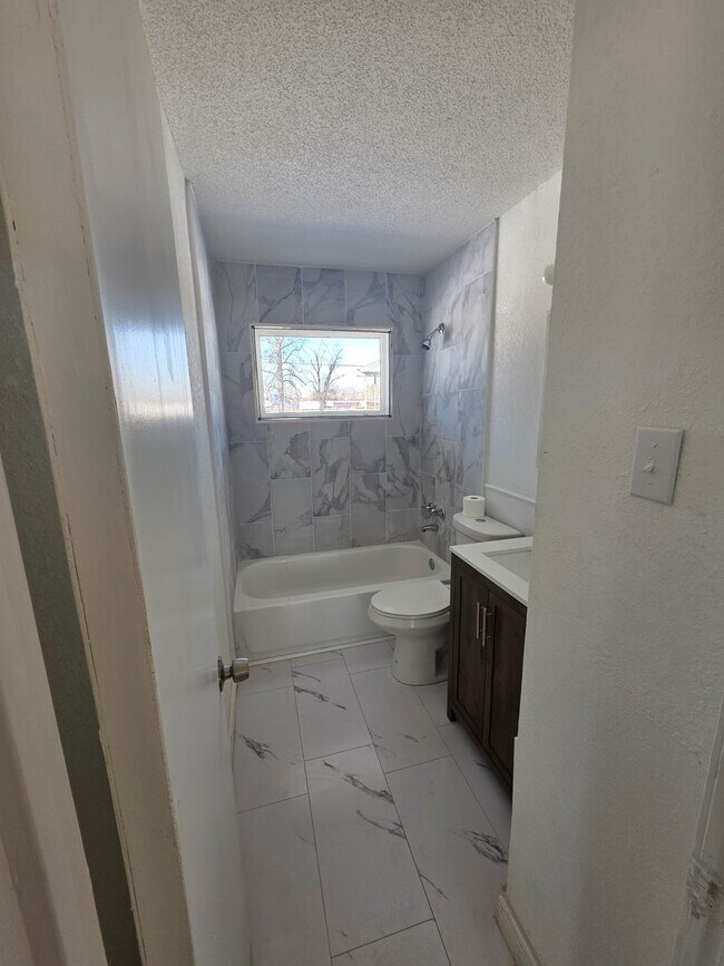 Building Photo - HALF OFF FIRST MONTH'S RENT FOR WELL-QUALIFIED APPLICANTS!