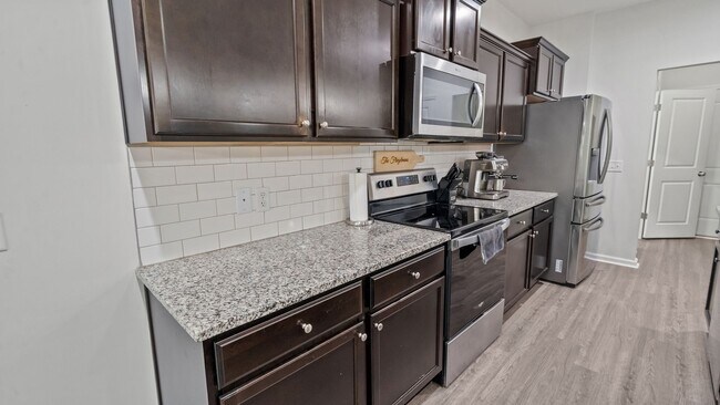 Building Photo - Stylish 3 Bedroom Townhome in The Commons – Richmond Hill Living at Its Finest