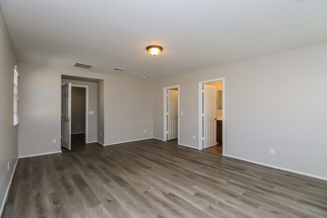 Building Photo - 2456 E Vermont Dr