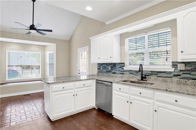 Building Photo - 708 Monarch Dr W