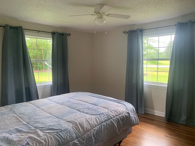 Building Photo - AVAILABLE NOW! 3 Bedrooms/1 1/2 Bath with Double living room space.