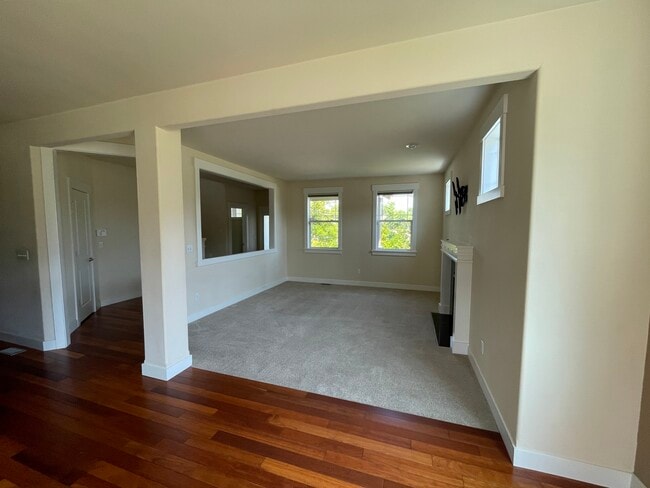 Building Photo - 13904 North Pointe Cir