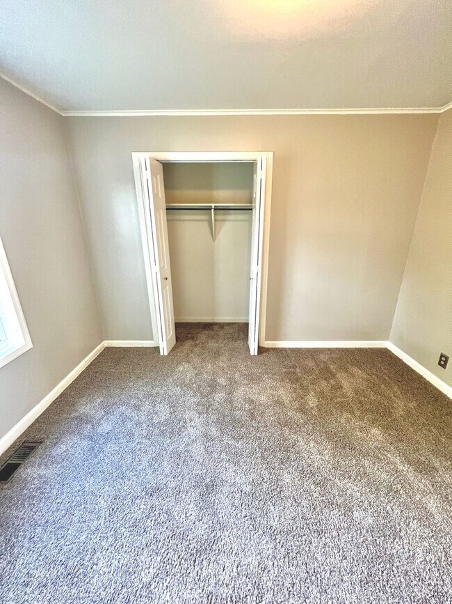 Building Photo - Brookside Bungalow Close to shopping, Riverside trails, & Gathering Place!
