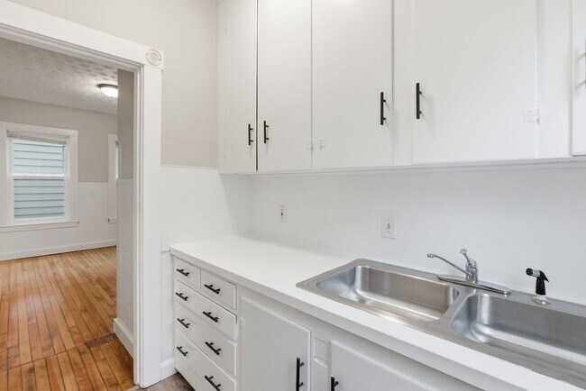 Building Photo - 35 Oakland St