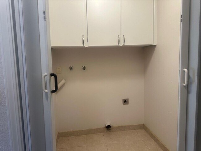 Building Photo - 55-1309