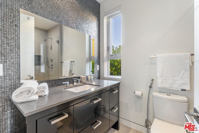 Building Photo - 833 N Orange Grove Ave