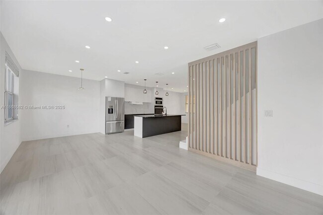 Building Photo - 964 NE 41st Pl