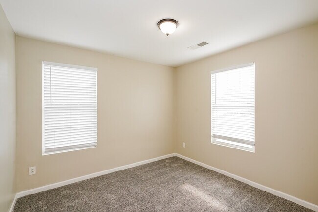 Building Photo - 724 Maylene Dr