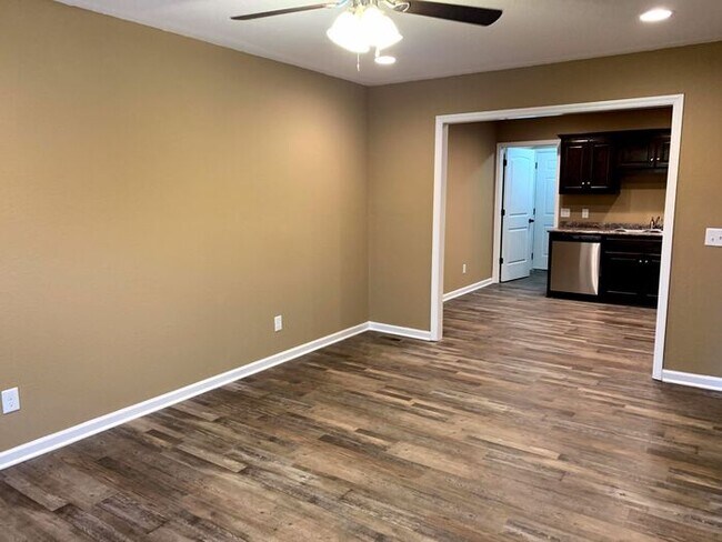 Building Photo - Beautiful Recently Built Townhome, 2 Bed 1...