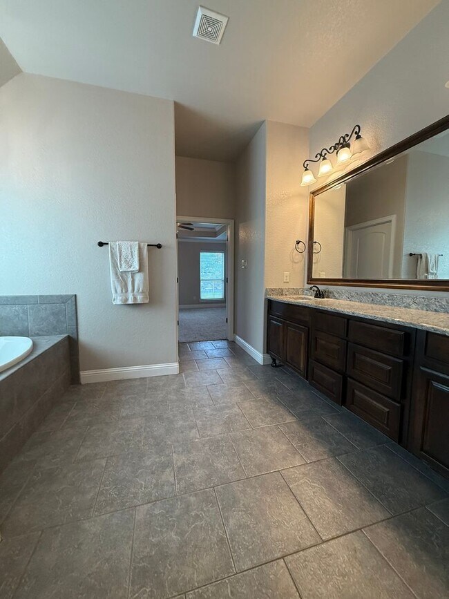 Building Photo - 3/2/2 - WATER + LAWN CARE Included + COMMUTER FRIENDLY