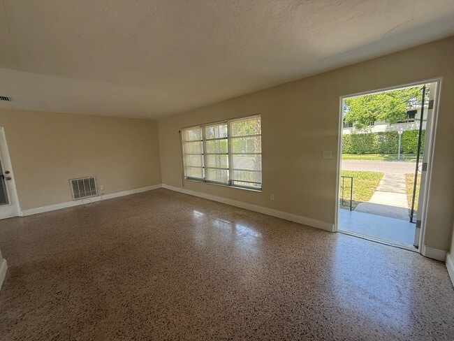 Building Photo - Tyrone single family home 2/1