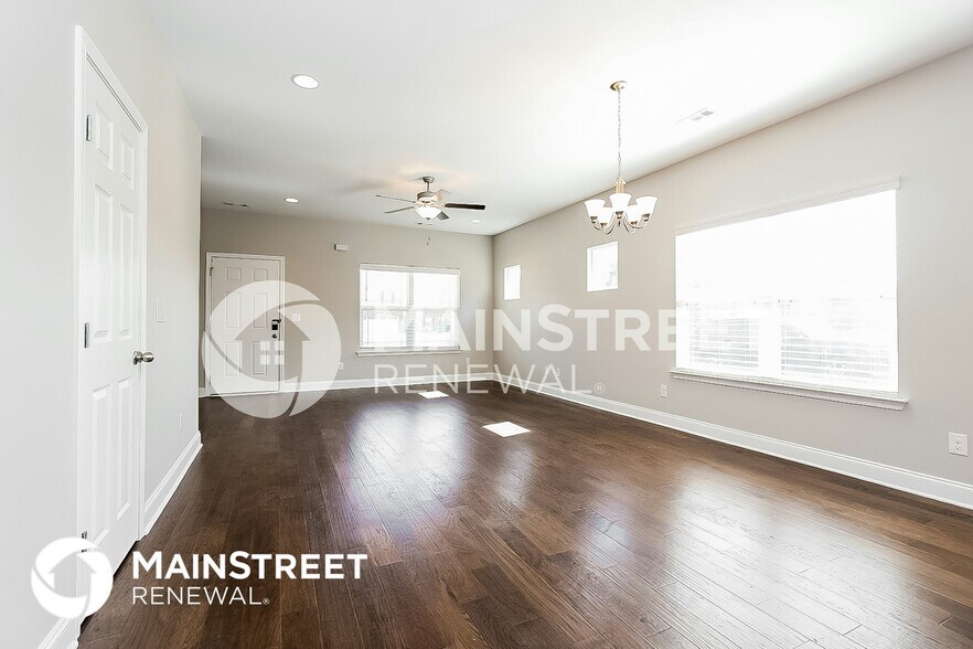 Building Photo - 608 Oakvale Ln