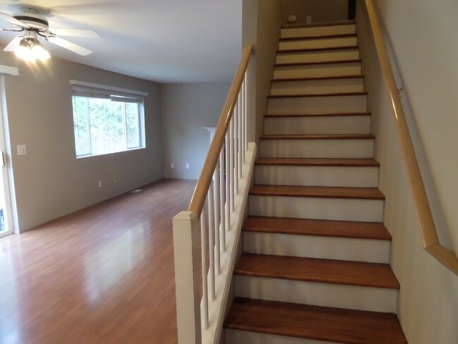 Building Photo - Large 3-Bedroom House w/New Carpet in Grea...