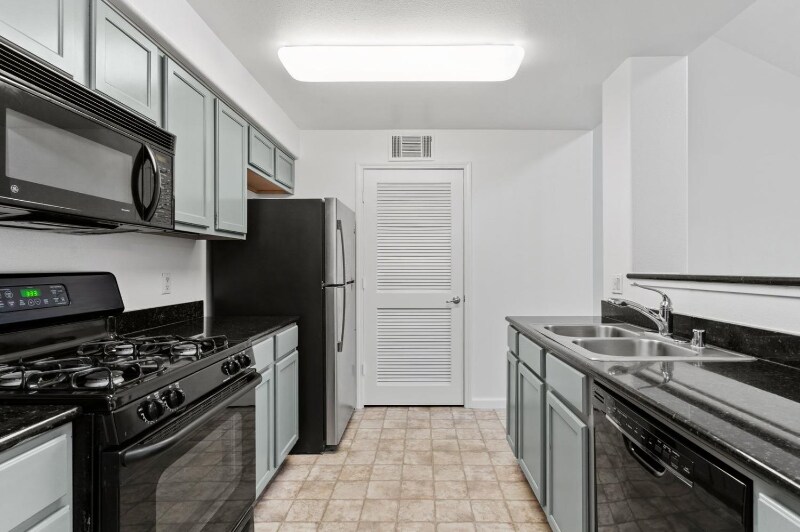 Building Photo - 5350 Dunlay Dr
