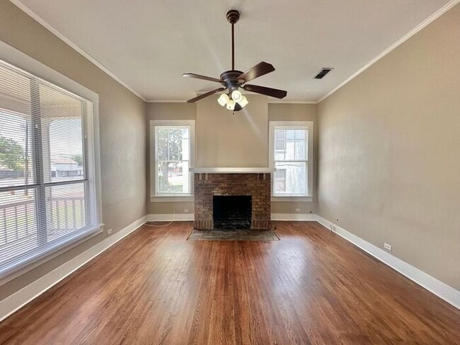 Building Photo - Charming 1-Bedroom Duplex in the Heart of ...