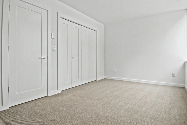 Building Photo - AVAILABLE AUGUST 14th! Modern Townhome w/ Private Balcony, AC, & Reserved Parking in Central Area