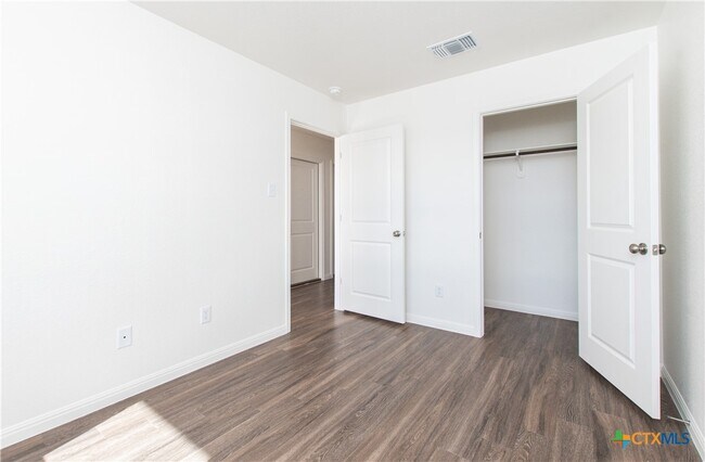 Building Photo - 5901 Betty Lou Dr
