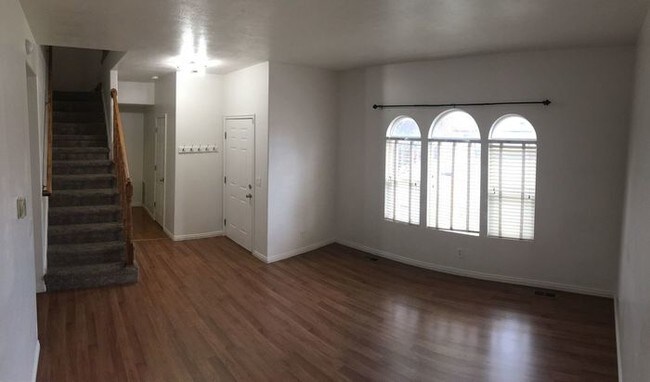 Building Photo - Large 4 Bed Townhome