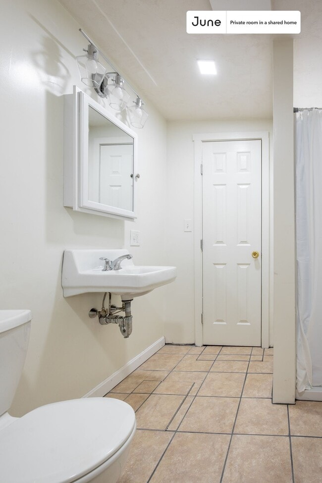 Building Photo - Room in Shared 5 bed/2 bath home