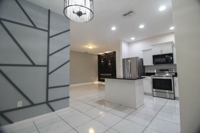 Building Photo - 224 Highland Meadows Ave