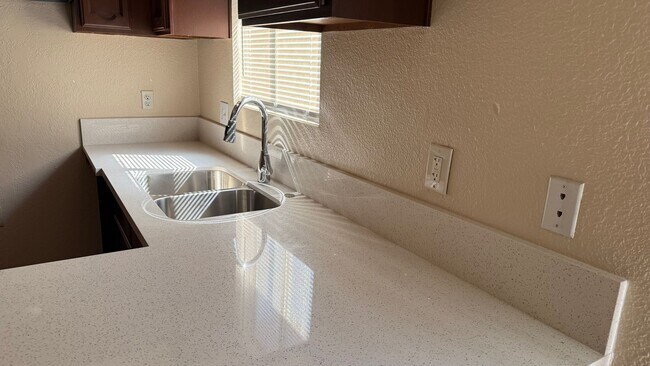 Building Photo - 2 BEDROOMS 1.5 BATHROOMS  TOWNHOUSE AVAILABLE FOR RENT !!!