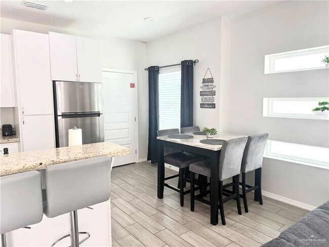 Building Photo - 1303 W Heritage Dr