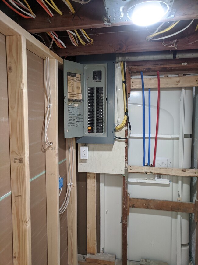 Building Photo - 1213 1st Ave NE