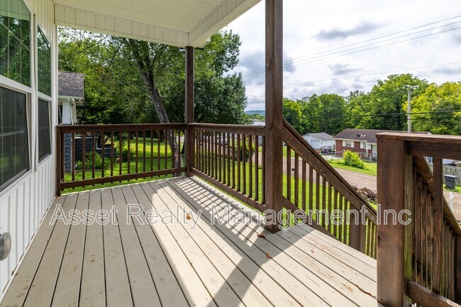 Building Photo - 619 Midlake Dr NE