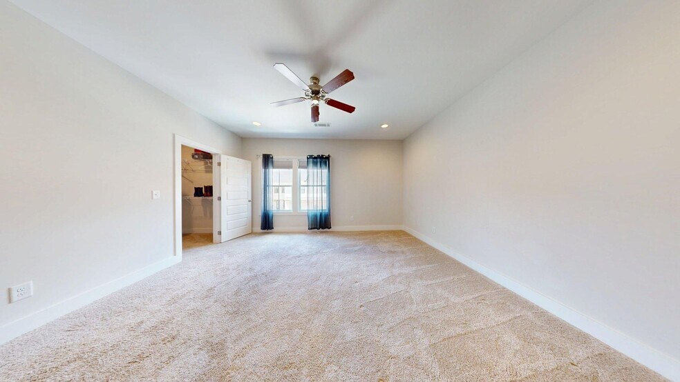 Building Photo - Owens Crossing Townhome