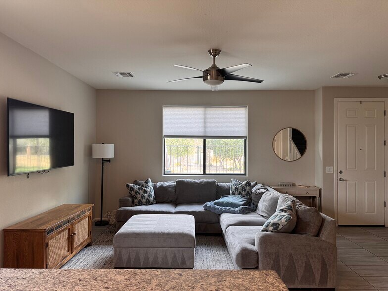 Building Photo - 125 N Sunvalley Blvd