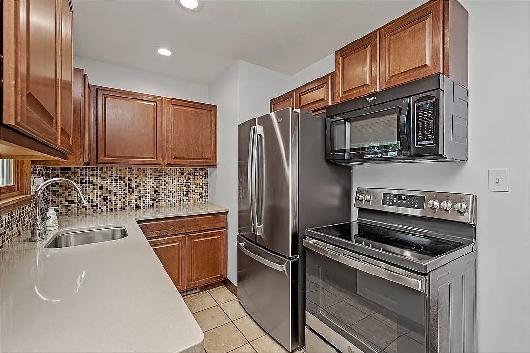 Kitchen - 20 Locust Ln