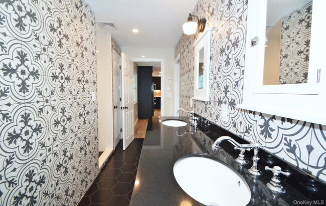 Building Photo - 13 Flower Hill Pl