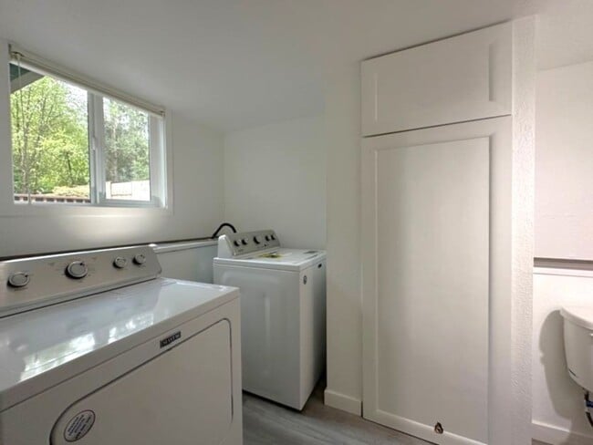 Building Photo - Welcome Home: Cozy 3BR/2BA Lake Holiday Retreat