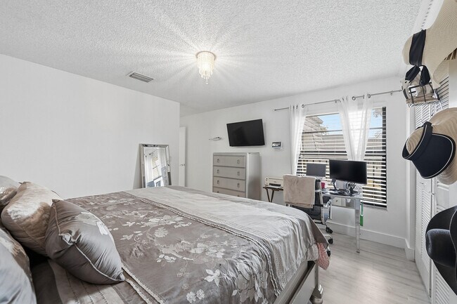 Building Photo - 2498 NW 99th Ave