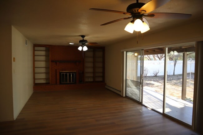 Building Photo - Livable, Lovable, & Avaiable!