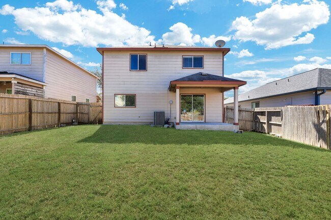 Building Photo - Move-In Ready Home with New Flooring and A...