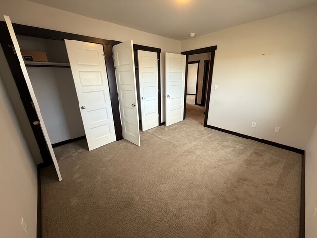 Building Photo - 5475 Vermeer Ln