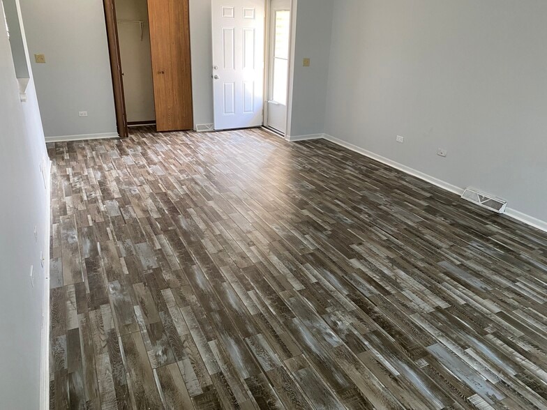 Building Photo - 2461 Red Oak Trl