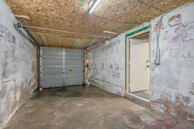 Building Photo - 930 Oakhill Street Southeast