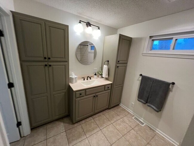 Building Photo - 616 W 63rd St