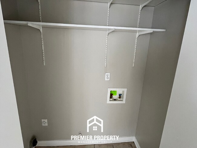 Building Photo - 3-Bedroom Single-Family Home for Rent in Memphis, TN - Vaulted Ceilings & Fenced Yard