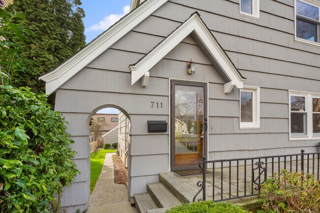 Building Photo - 709 N 68th St
