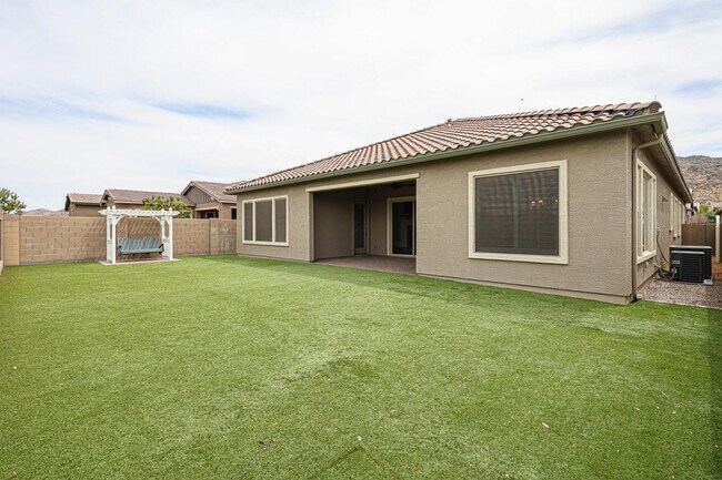 Building Photo - 1424 E Pedro Rd