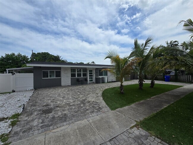 Building Photo - 2340 NE 8th Ave