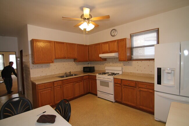 Building Photo - 4025 W Cornelia Ave