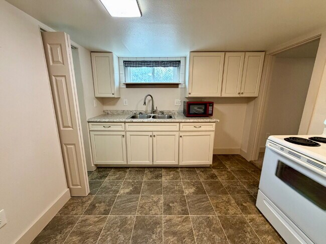 Building Photo - Charming 1-Bedroom Apartment Near Downtown | Utilities Included