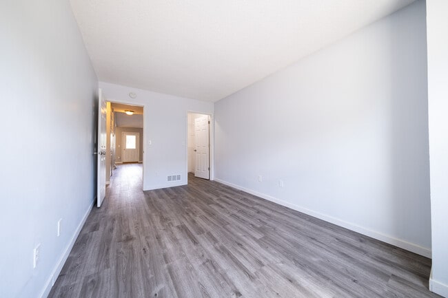 Building Photo - 4108 S Meadowlark Rd